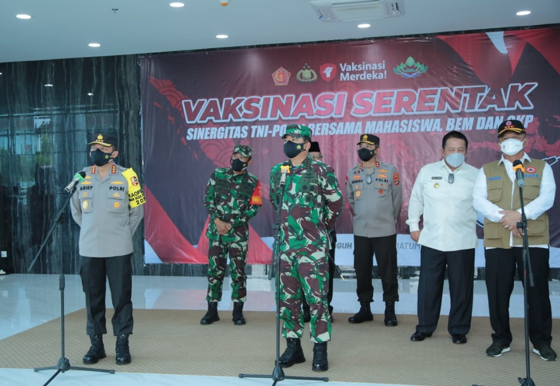 Kapolda Lampung Dampingi Panglima TNI dan Kabaharkam Tinjau Vaksinasi Merdeka Serentak di UIN Raden 