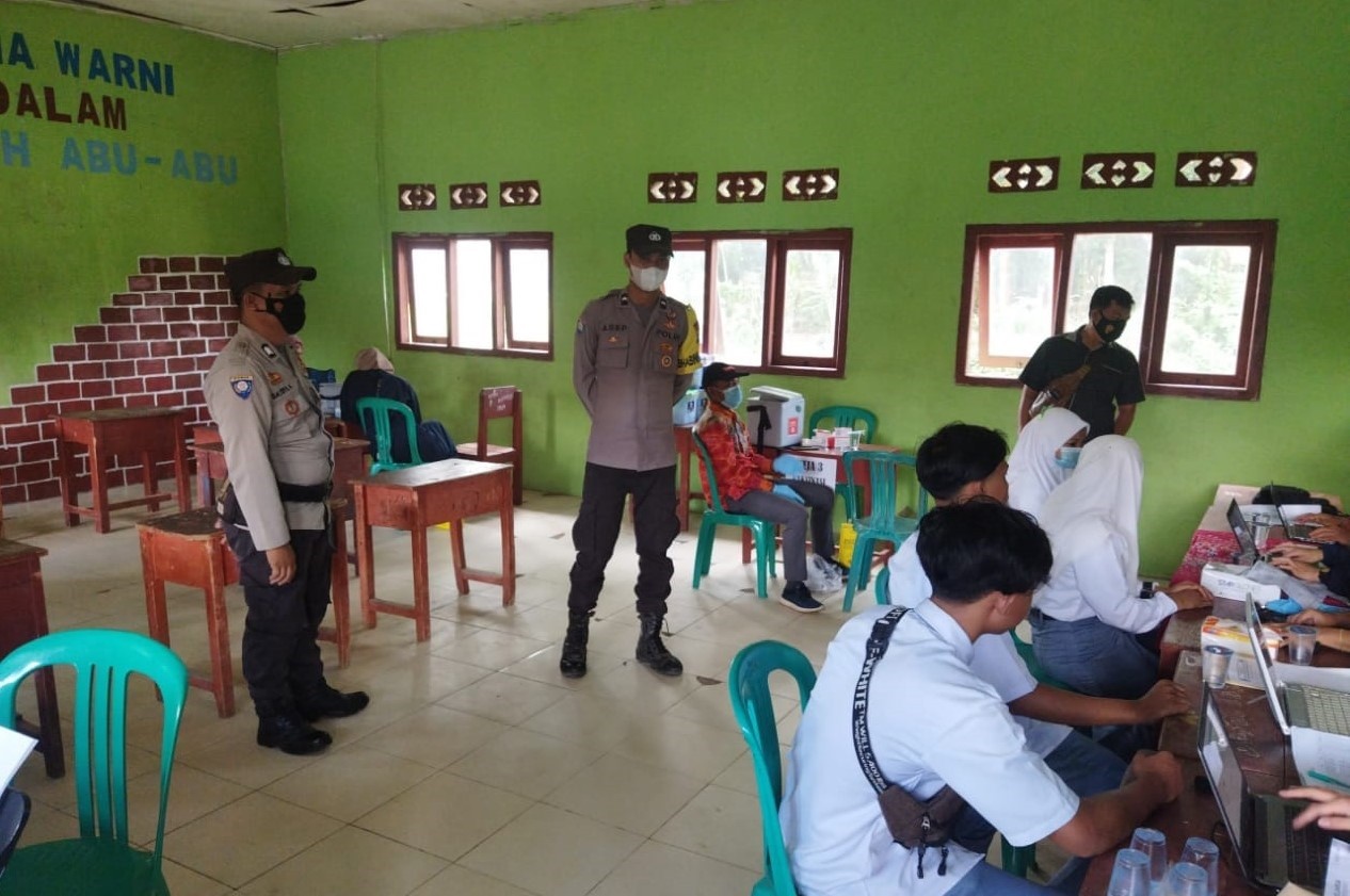 Polsek Negeri Besar Pam dan Monitoring Vaksinasi di Sekolah MA Nurul Huda