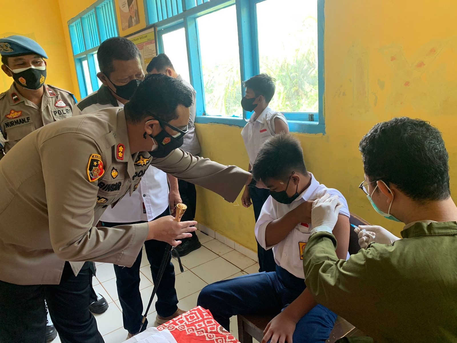 Kapolres Kunjungi Pelaksanaan Vaksinasi Covid-19 Untuk Siswa SMPN 4 di Baradatu 