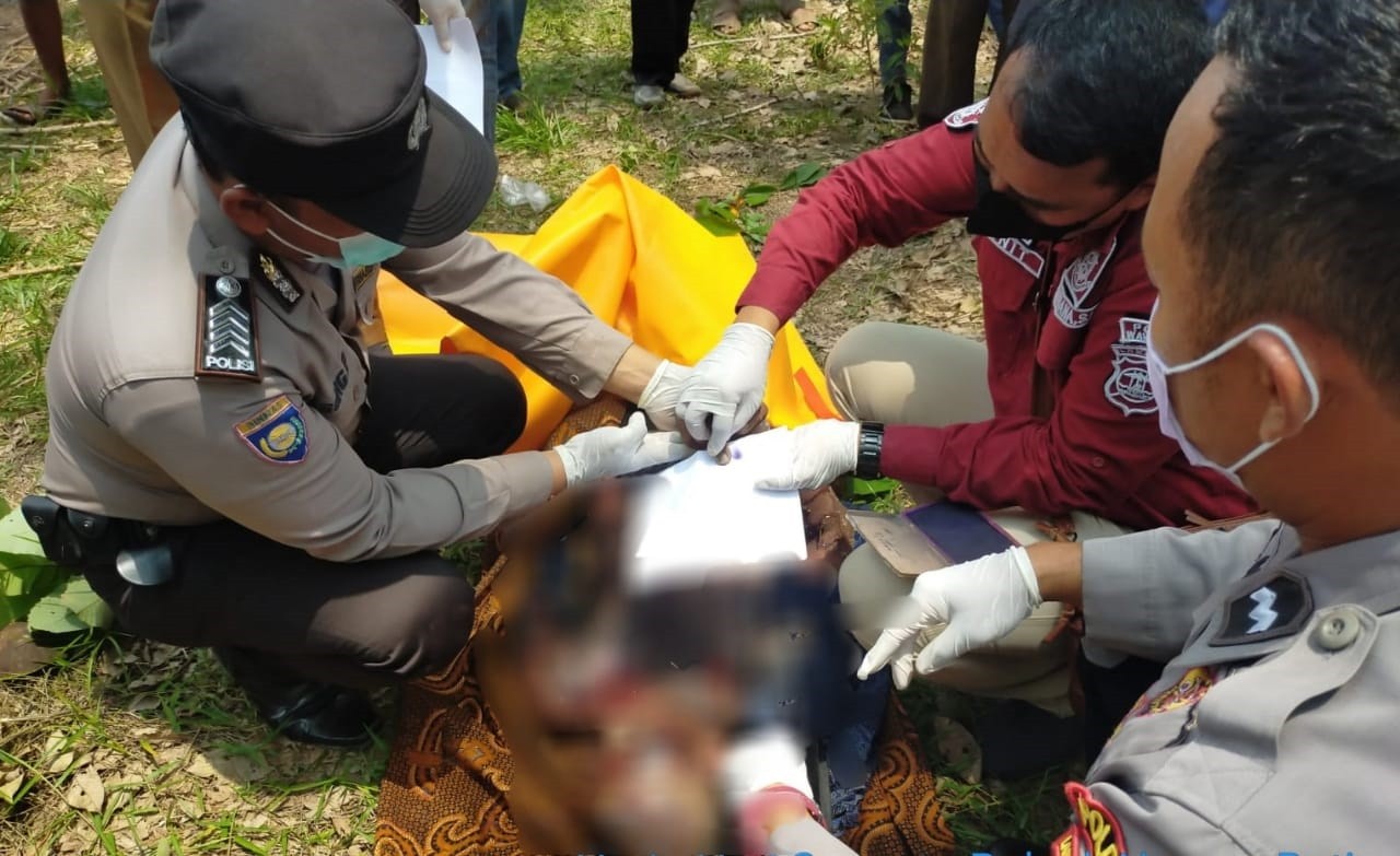 Polisi Datangi Mayat Tanpa Identitas di Dekat Sutet Kampung Bumi Jaya, Negara Batin Way Kanan.