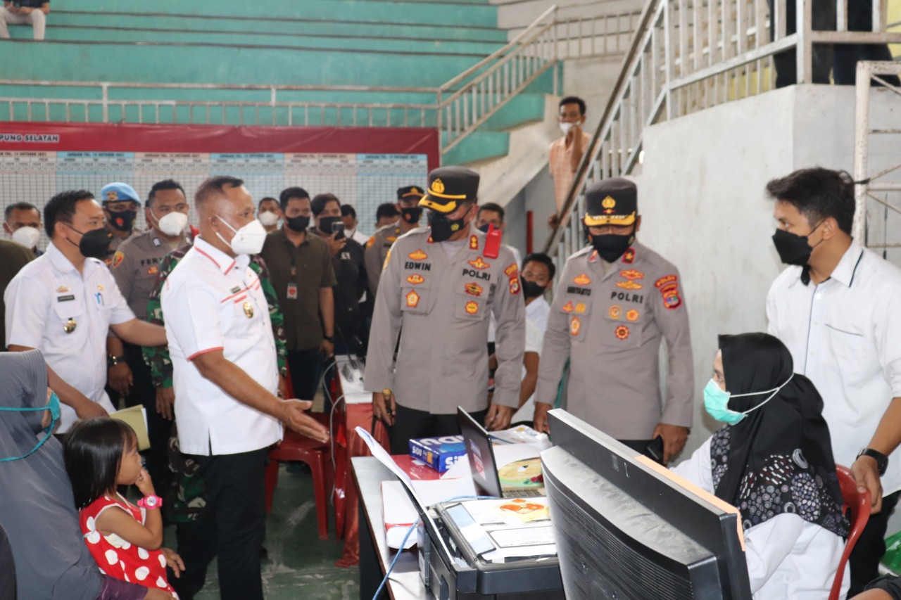 Waka Polda Lampung Meninjau Pelaksanaan Percepatan Vaksin Di Lampung Selatan