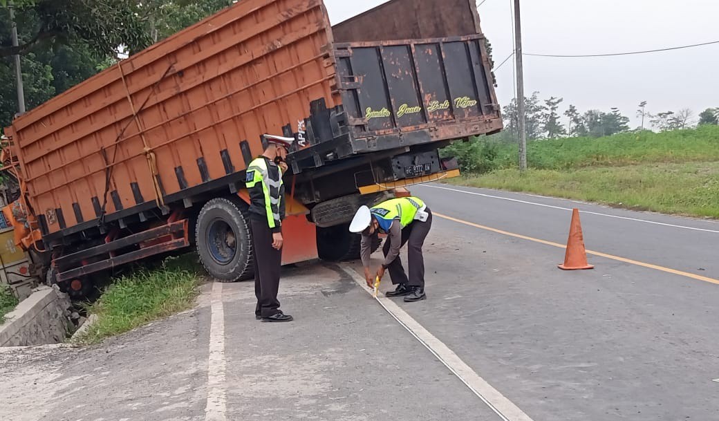 Kasat Lantas: Kronologi Kecelakaan Lalu Lintas Antara Truck Fuso vs Truck Colt Diesel di Jalintim