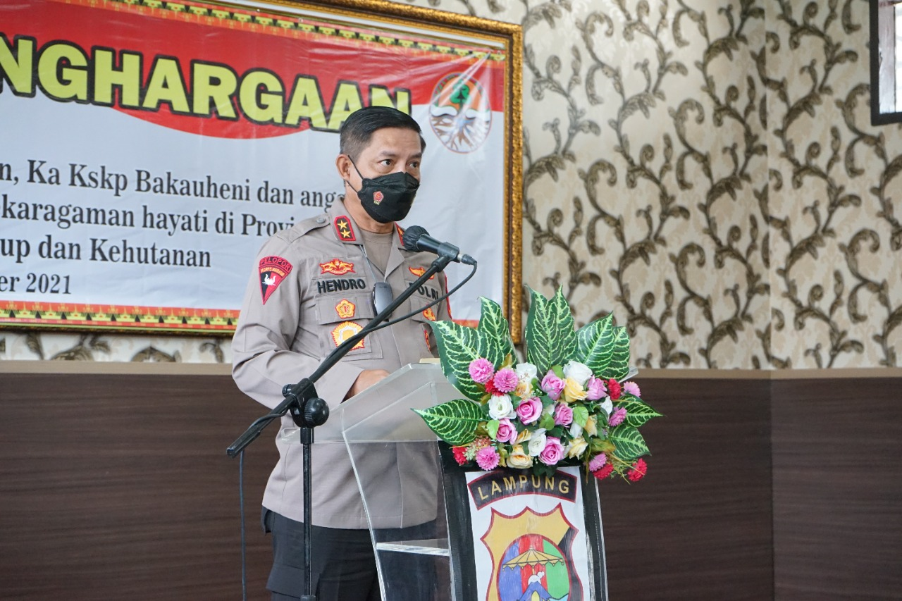 Aktif Jaga Lingkungan Hidup, Kapolda Lampung, Kapolres Lamsel dan KSKP Bakauheni Terima Penghargaan 