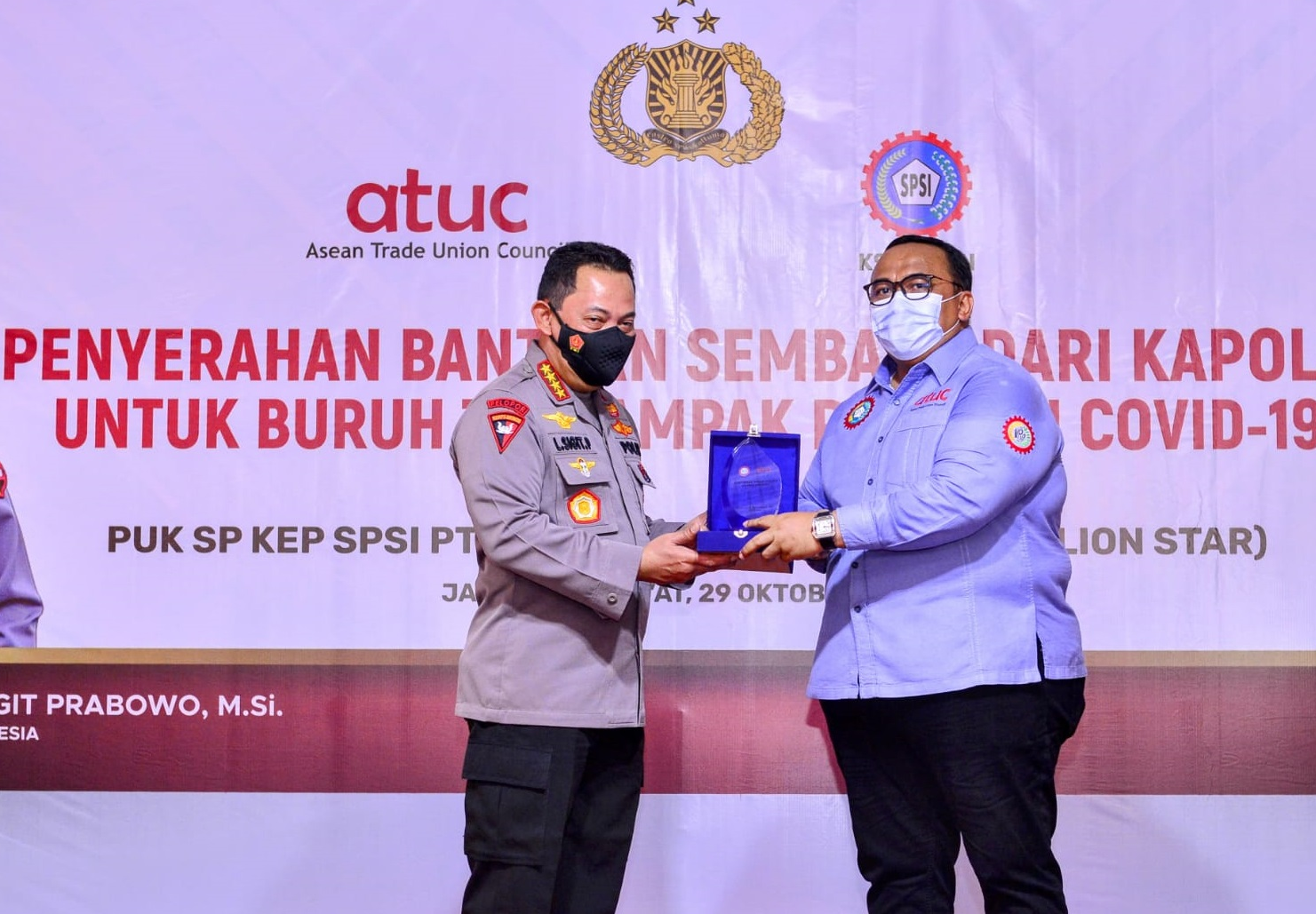 Bagikan Ribuan Sembako, Kapolri Titip Pesan Buruh Tetap Jaga Prokes