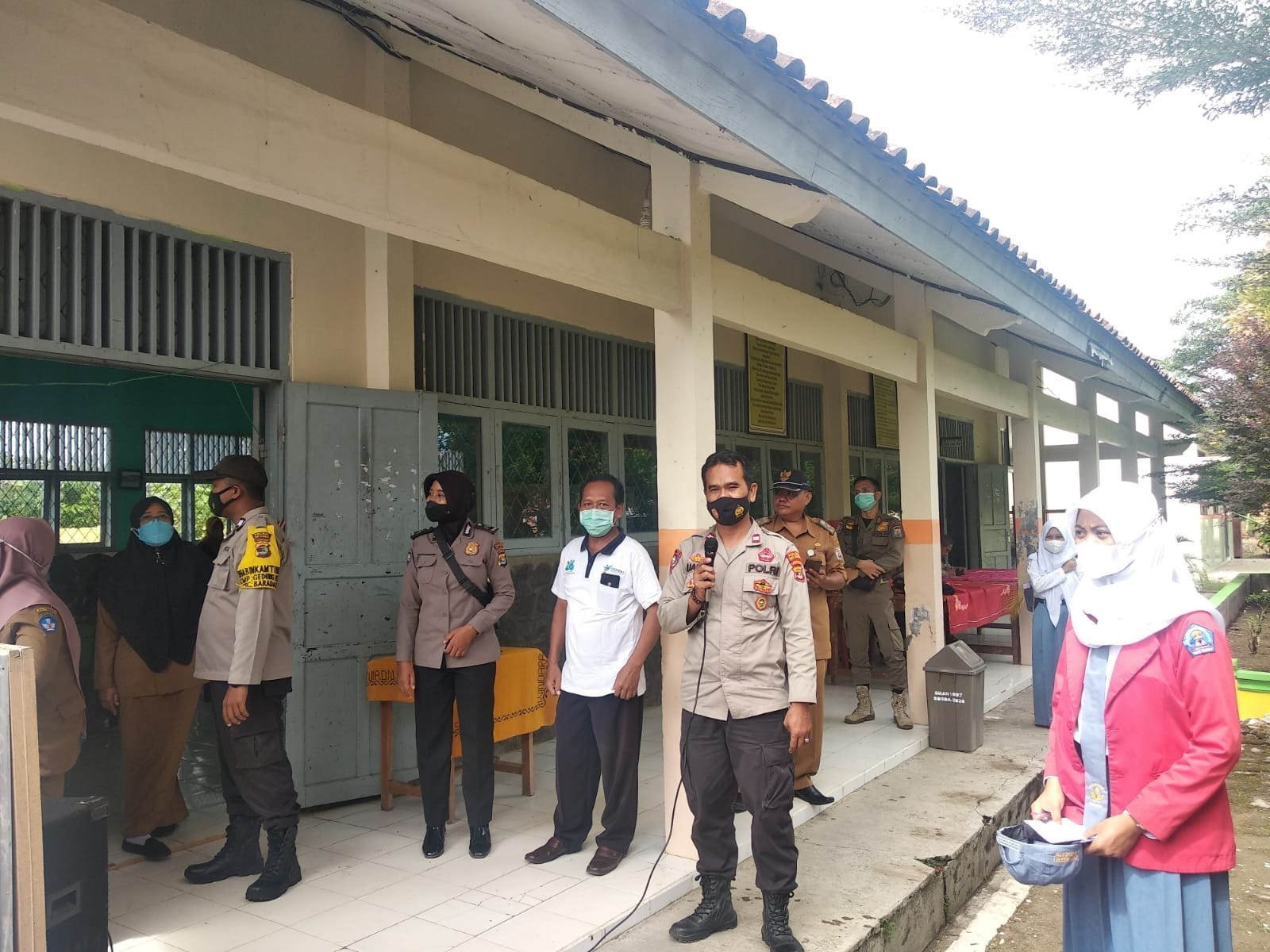 Vaksin Covid-19 Dosis Kedua, Kapolsek Ajak Pelajar SMUN1 Baradatu Wujudkan Herd Immunity.