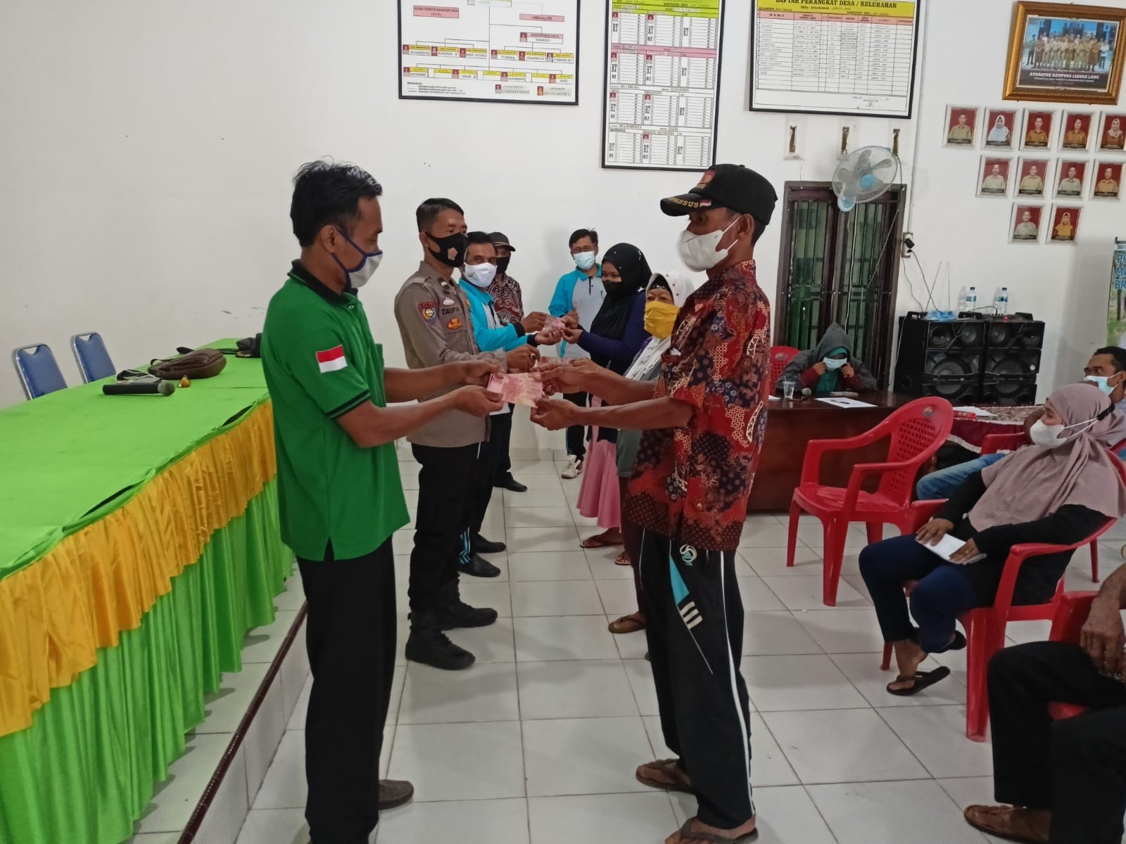 Pembagian BLT Dana Desa di  Kampung Lebung Lawe,  Bhabinkamtibmas Himbau KPM Patuh Prokes 