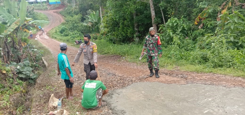 Mempererat Tali Silahturahmi, Bhabinkamtibmas Polsek Banjit  Lakukan Gotong Royong 