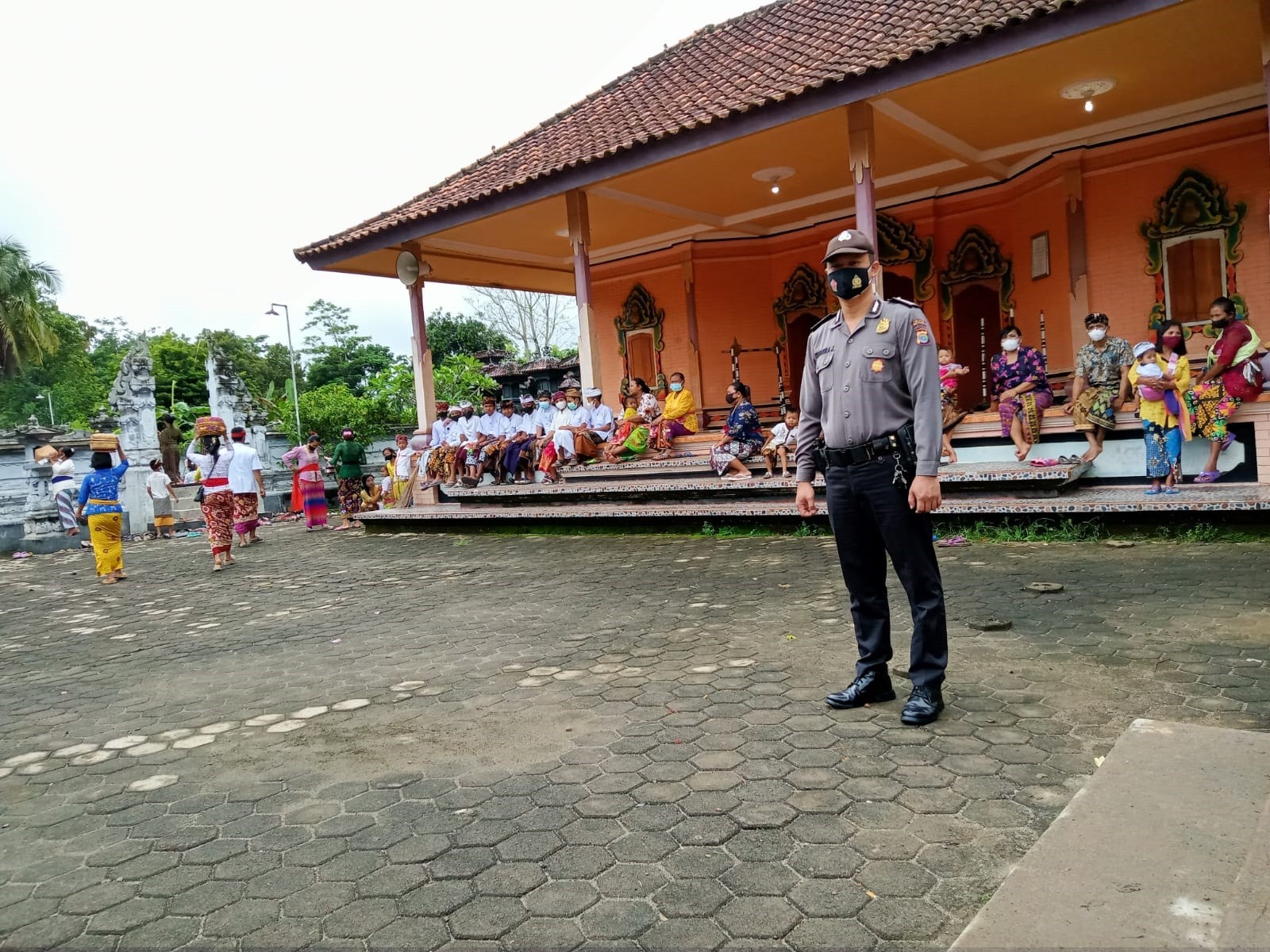 Berikan Rasa Aman, Polsek Banjit Lakukan Pengamanan Perayaan Galungan di Pure 