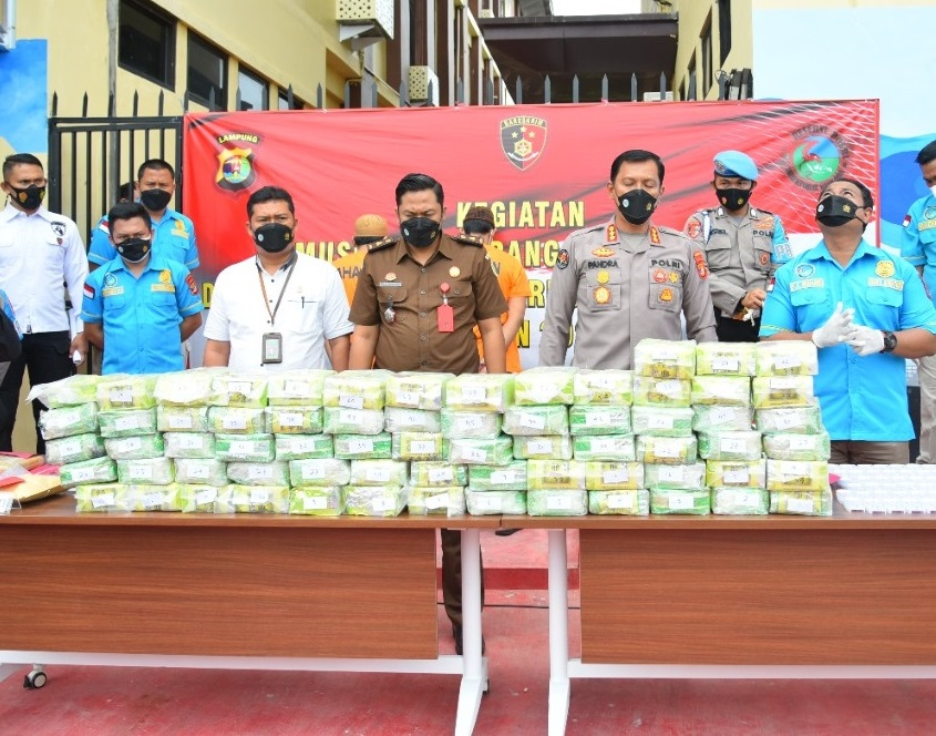 Momen Hari Pahlawan Direktorat Narkoba Polda Lampung Musnahkan Puluhan Kilo  Narkoba