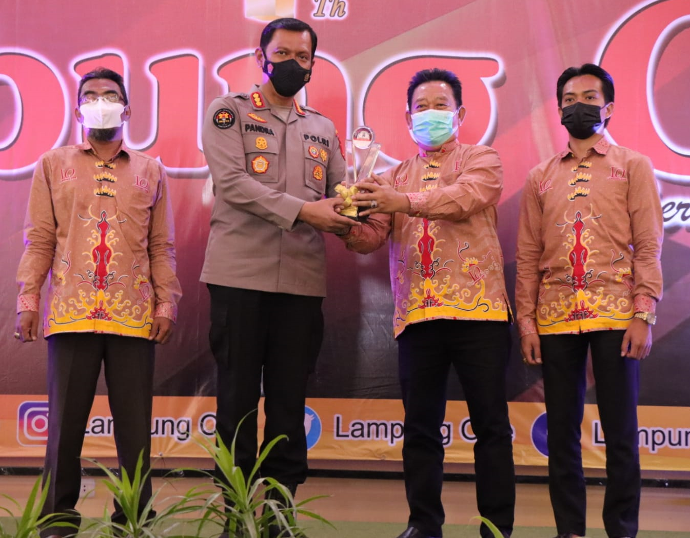 Kapolda Lampung Terima Penghargaan Tokoh Pembangunan Atas Kontribusi Cegah Penyebaran Covid-19
