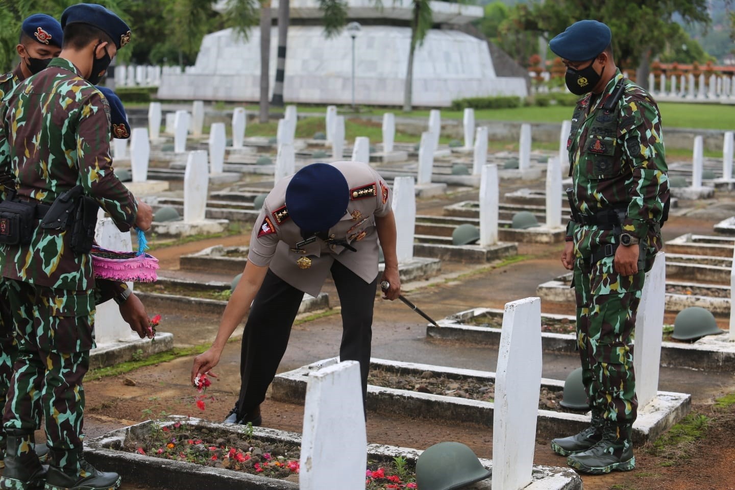 Brimob Lampung Ziarah Makam Pahlawan Sambut HUT ke -76 Korps Brimob Polri
