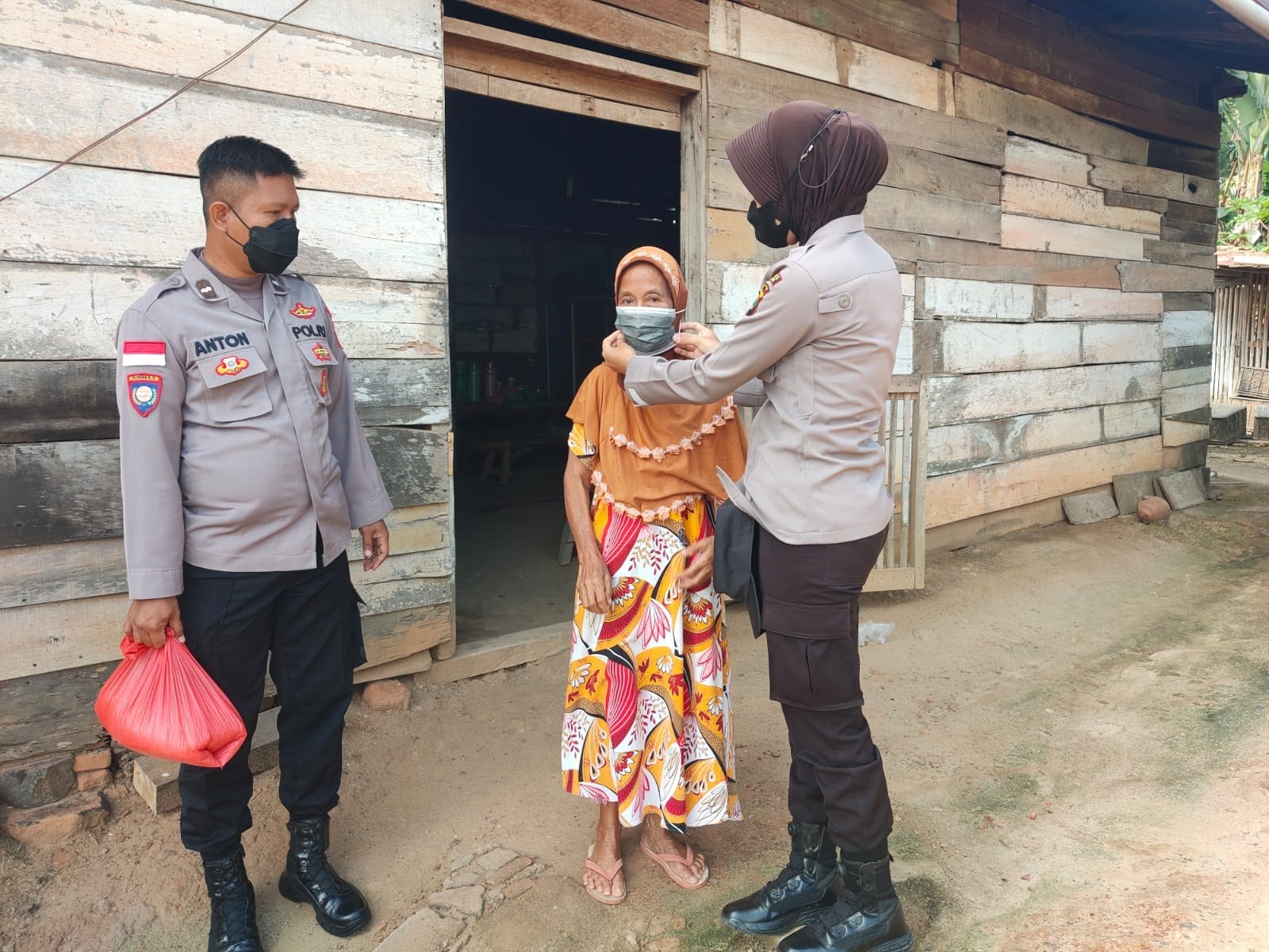 Di Pakuan Ratu , Polisi Manfaatkan Bansos Sebagai Ajang Kepedulian Warga Terdampak Pandemi 