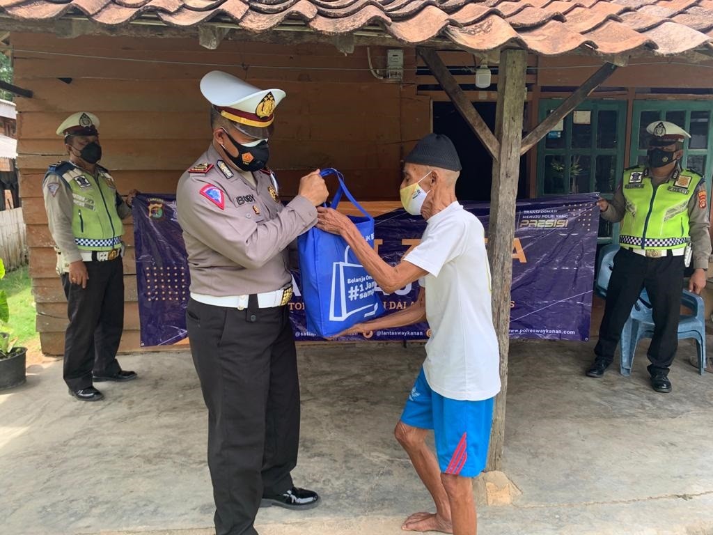 Ops Zebra Krakatau 2021, Satlantas Polres Way Kanan Bagikan Paket Sembako dan Masker 