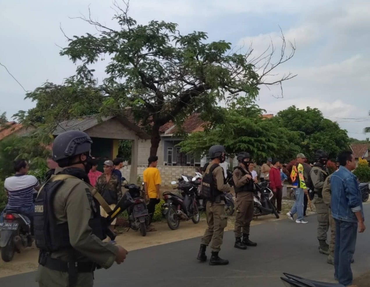 Danyon B Pelopor pimpin Personel Sambangi Kerusuhan Masa di Kampung Karang Endah. 