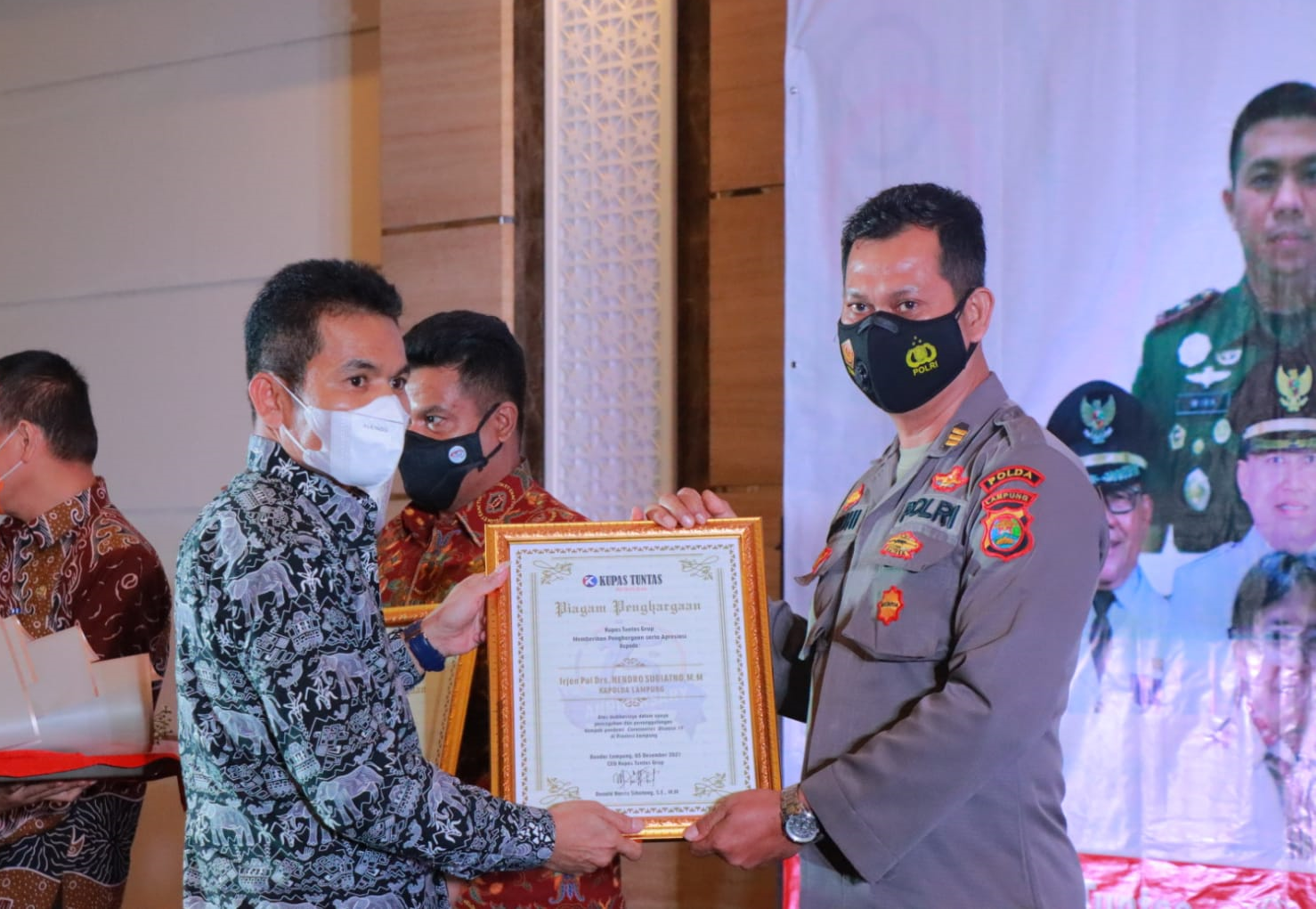 Kapolda Lampung Terima Penghargaan di HUT ke-15 SKH Kupas Tuntas