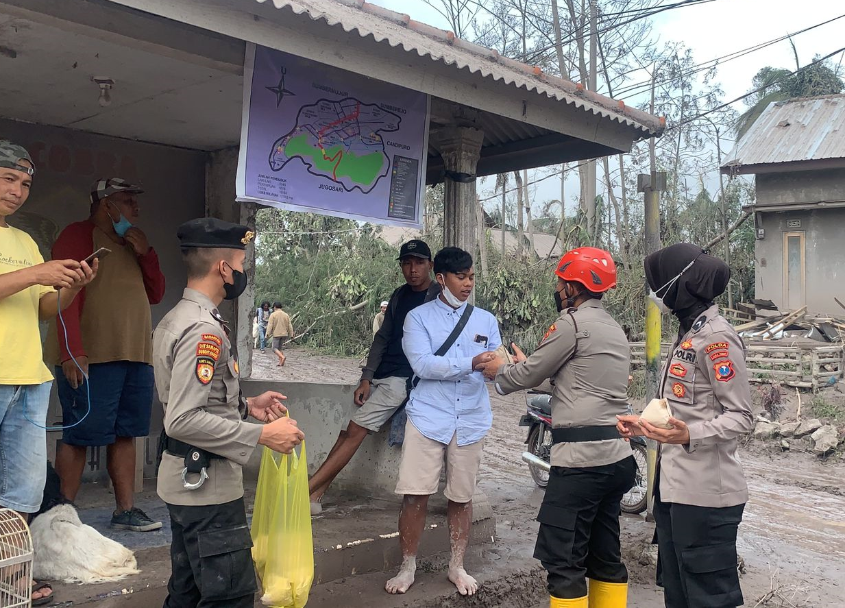 Polri Gelar Operasi Kemanusiaan Aman Nusa II Tanggulangi Erupsi Gunung Semeru 