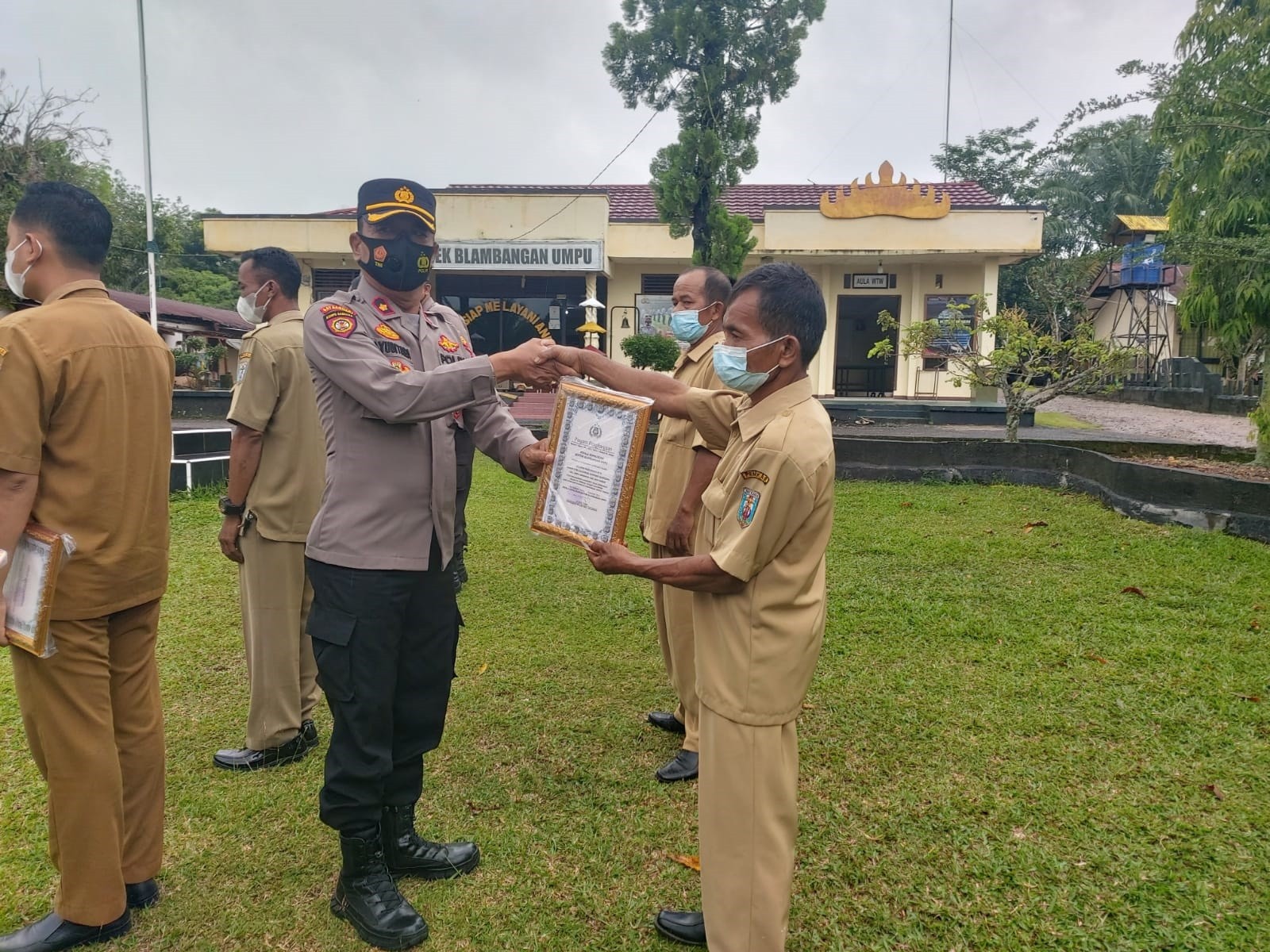 Harkamtibmas Kondusif,  Kepala Kampung dan Aparatur Diberikan Penghargaan Kapolsek Blambangan Umpu