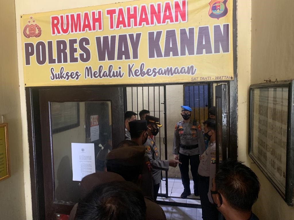 Pastikan Kondisi Tahanan Baik, Wakapolres Way Kanan Razia Rumah Tahanan
