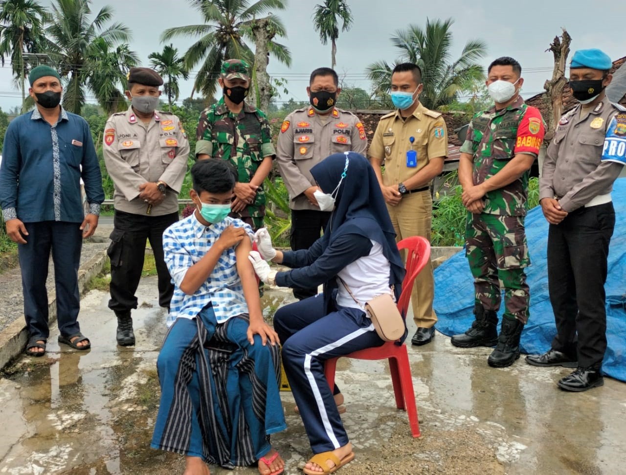 Kapolsek dan Uspika Gelar Vaksinasi Covid-19 Door To Door di Gunung Labuhan