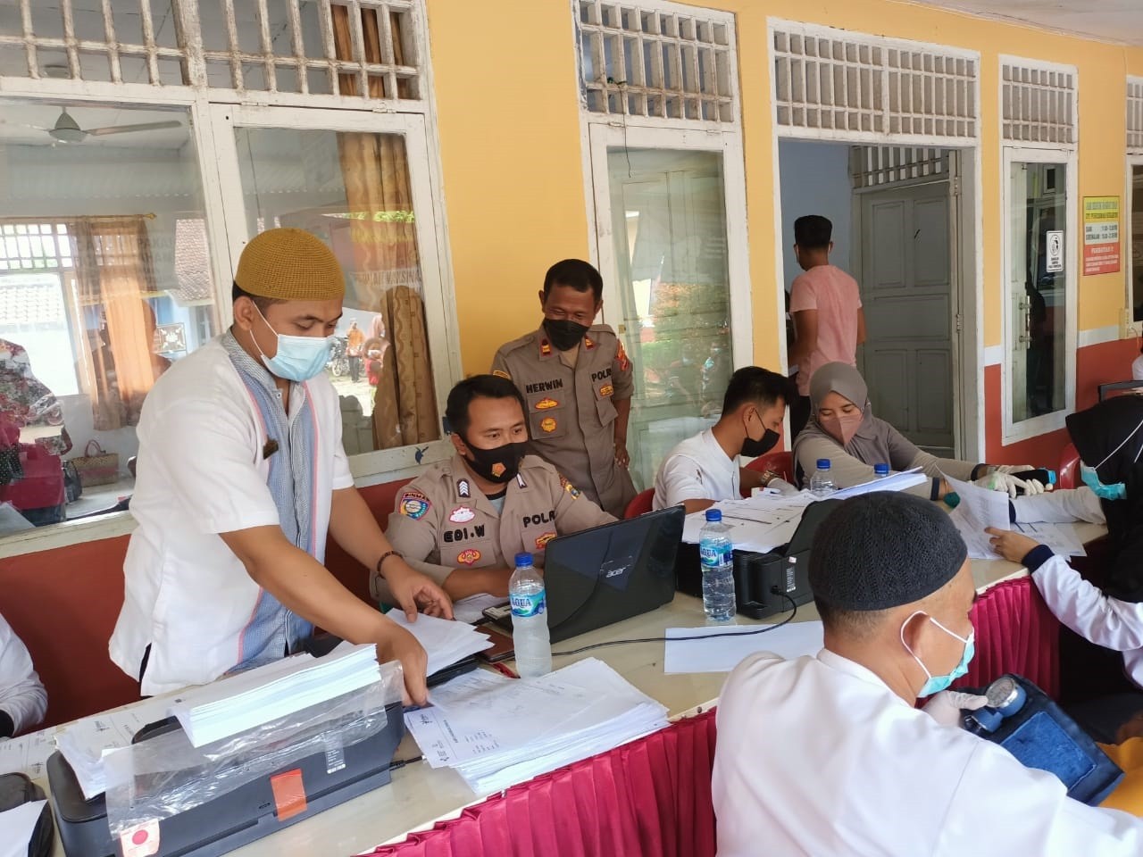 Polsek Buay Bahuga Beri Pengamanan Vaksinasi di Puskesmas Sukabumi
