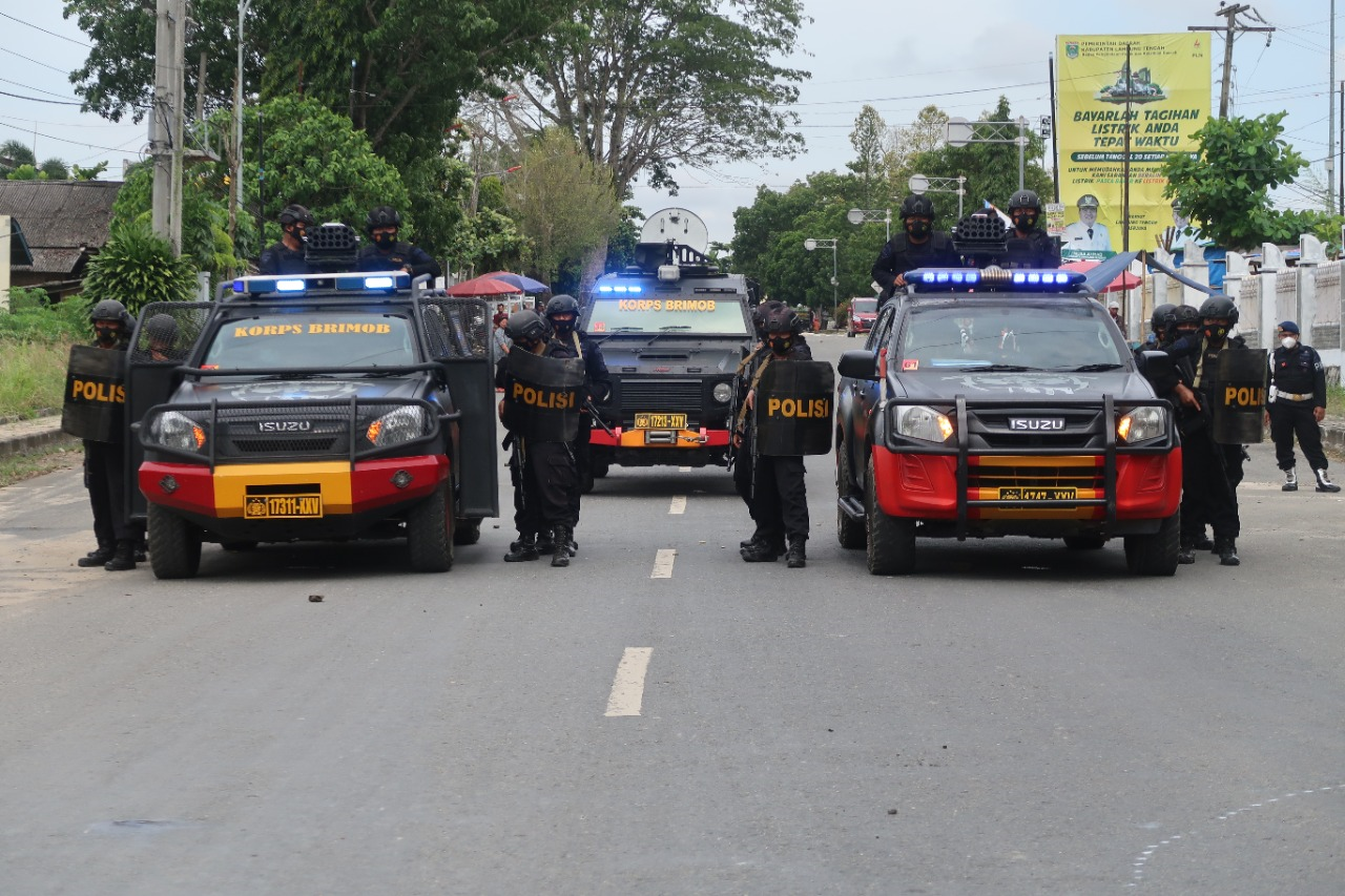 Brimob Laksanakan Simulasi Anti Anarkis di Jalan Utama Pemda Lampung Tengah.
