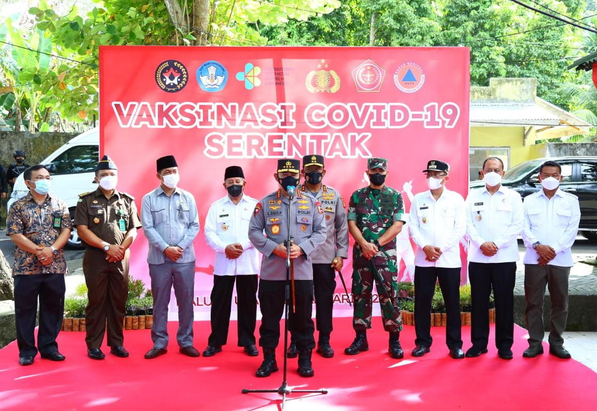 Tinjau Vaksinasi se-Indonesia, Kapolri Saksikan Gubernur Maluku Utara Divaksin