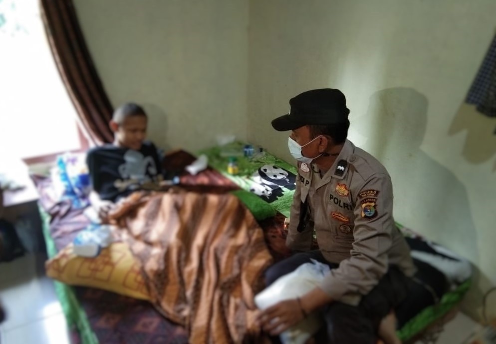Bhabinkamtibmas Jenguk  Seorang Pelajar Penderita Kanker Tulang di Banjit