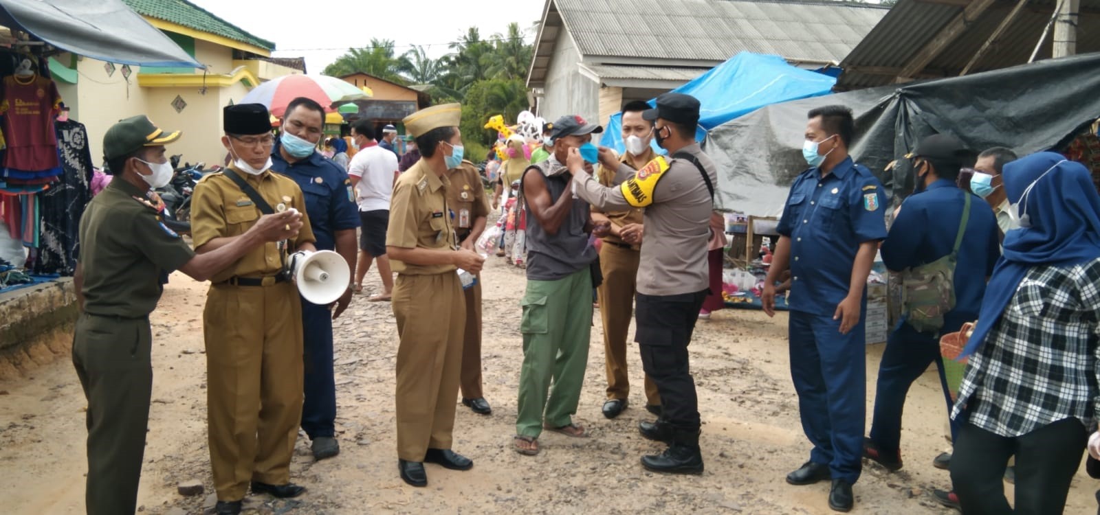 Operasi Yustisi di Pasar, Polsek Negeri Besar Bersama Tim Gugus Tugas Tertibkan Prokes.
