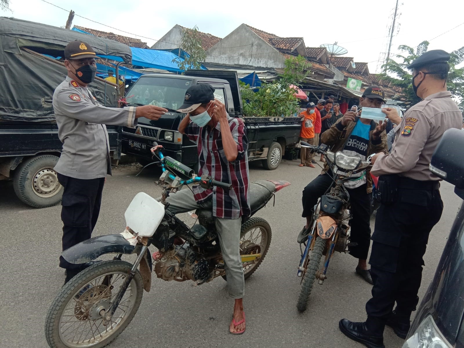 PPKM level 3, Polsek Banjit  Tingkatkan Operasi Yustisi di Pasar Kalangan