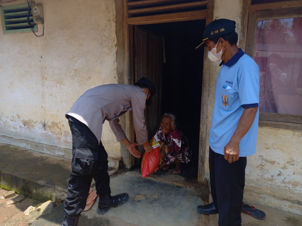 Polres Way Kanan Sambangi Warga Bagikan Paket Sembako Secara Door To Door
