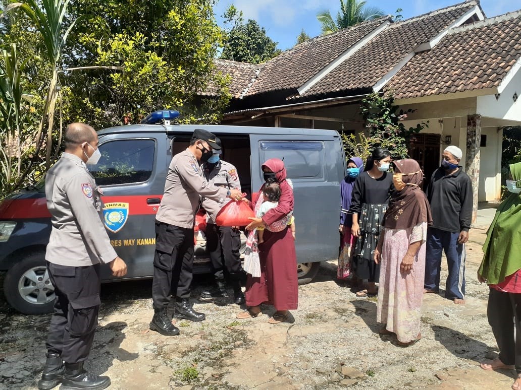 Jum’at Berkah , Satbinmas Polres Way kanan Berbagi Paket Sembako.