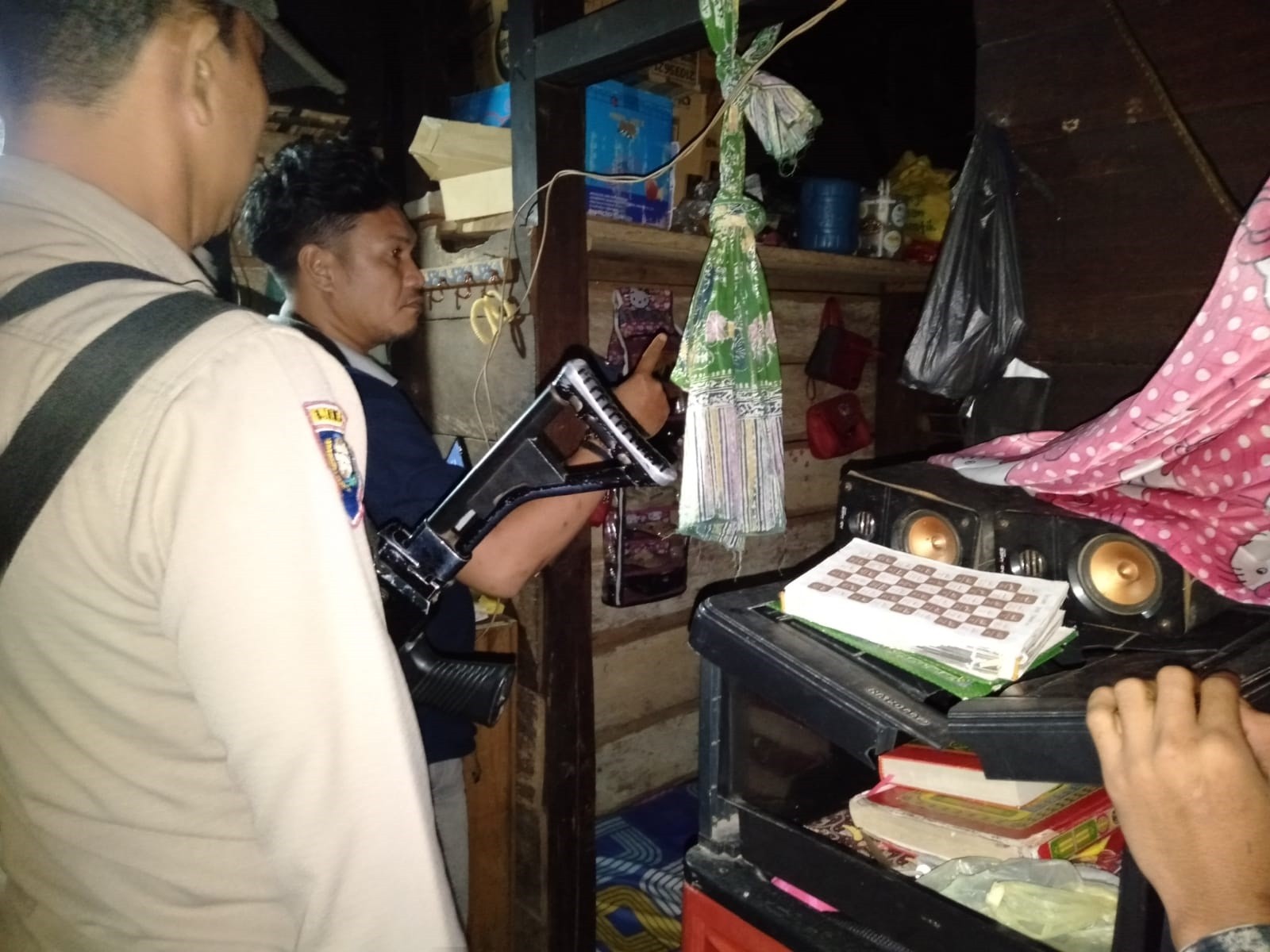 Polisi Datangi TKP Seorang Wanita Diduga Gantung Diri 