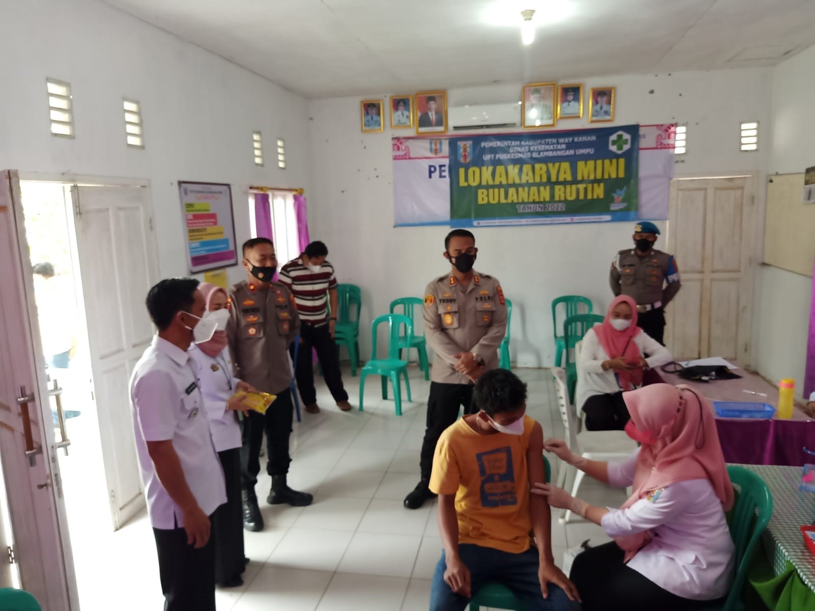 Tingkatkan Animo Vaksinasi, Kapolres Way Kanan Bagikan Minyak Goreng di Blambangan Umpu.