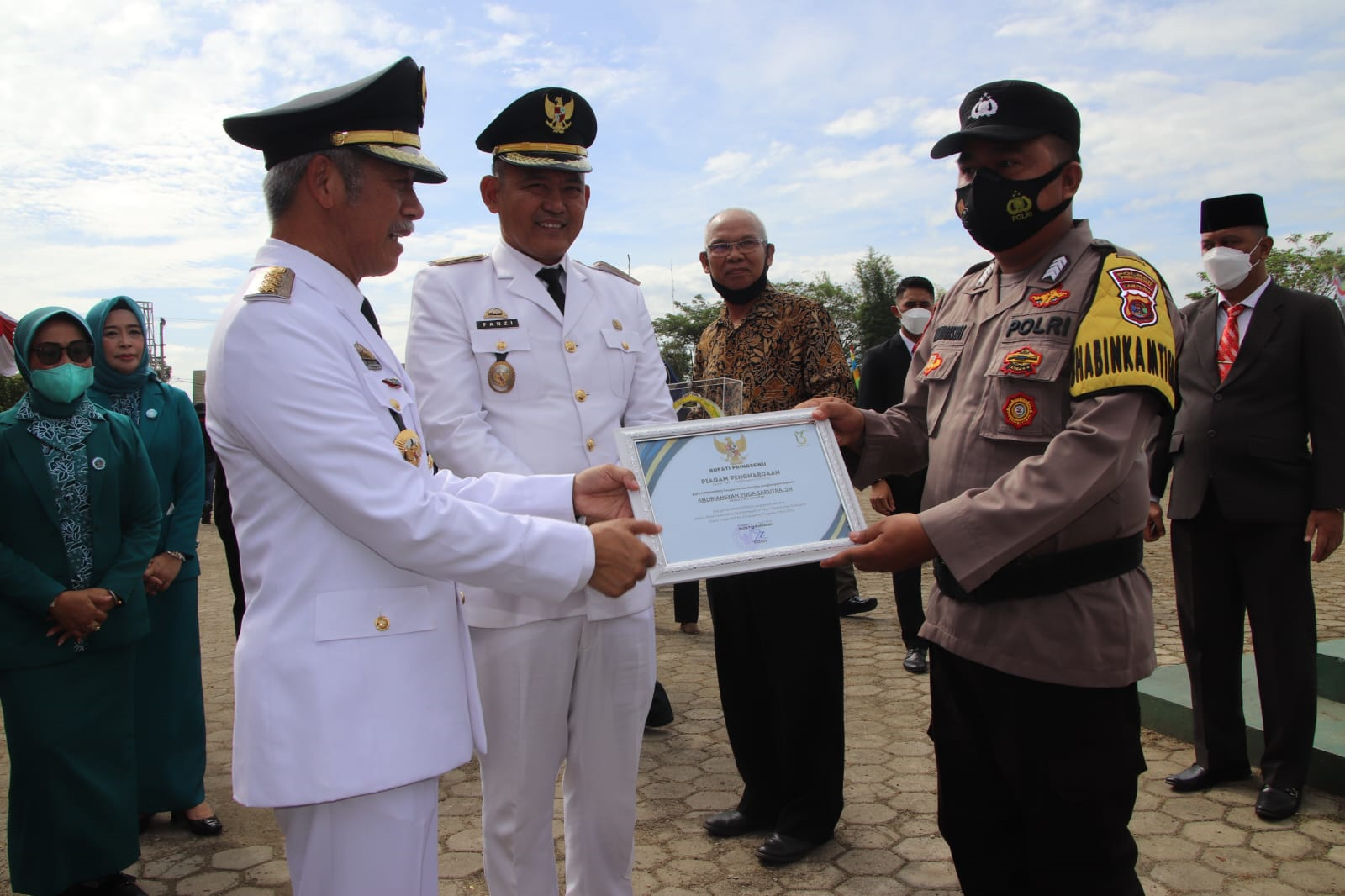 Dinilai Peduli Terhadap Pelaku UMKM,Bripka Andriansyah Diganjar Penghargaan Oleh Bupati