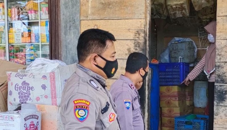 Bhabinkamtibmas Polres Tanggamus Monitoring Minyak Goreng di Sejumlah Wilayah Binaan 