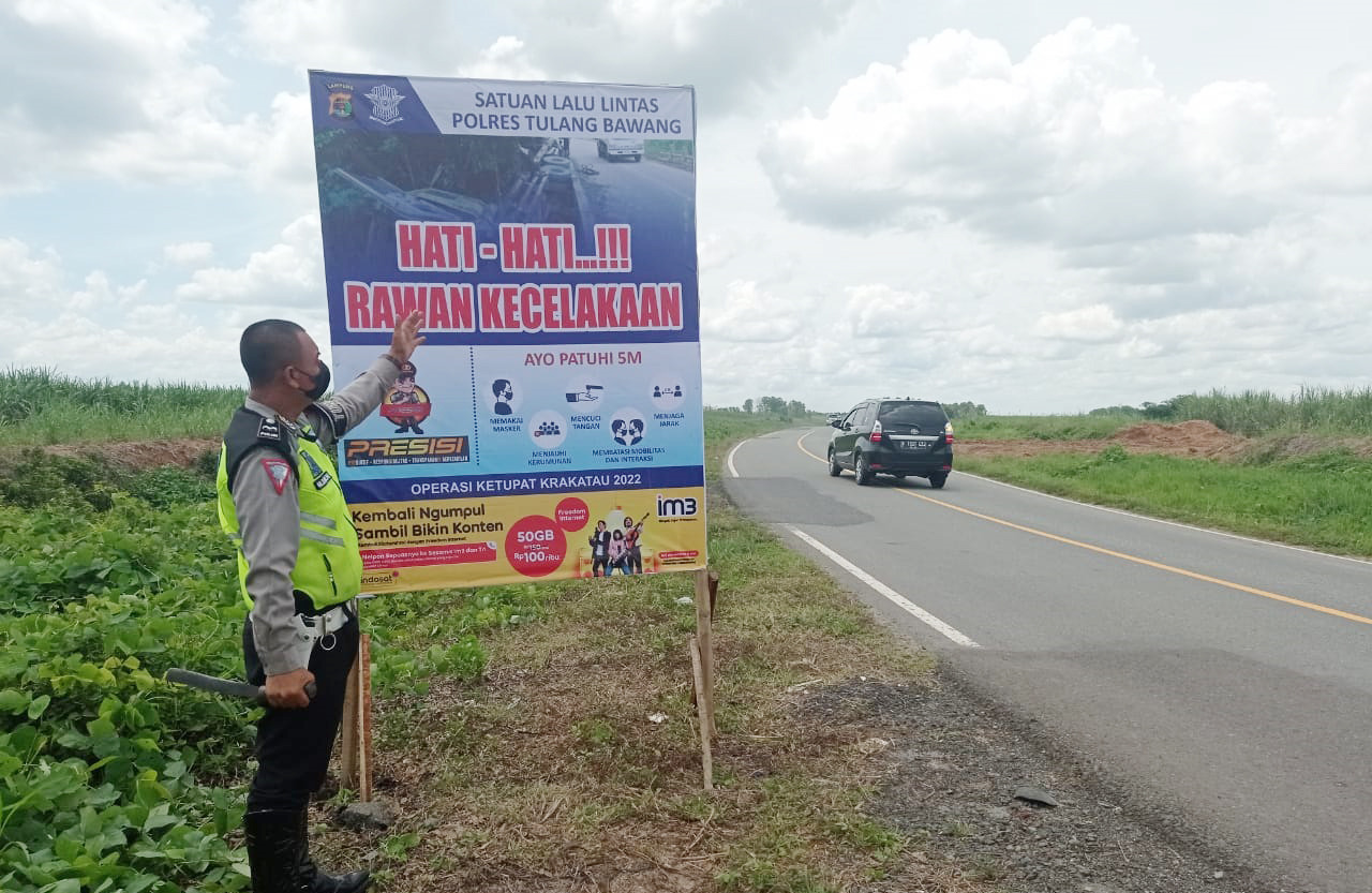 Satlantas Polres Tulang Bawang Pasang Benner Imbauan Pada Operasi Ketupat Krakatau 2022, Berikut Lokasi dan Tujuannya