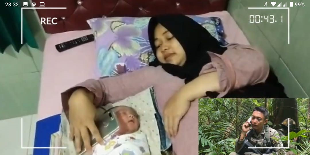 Anggota Brimob Polda Lampung yang Bertugas di Poso, Azan kan anaknya yang baru lahir Via telepon 