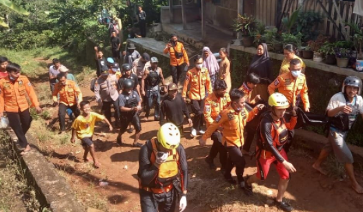 SATU ORANG HILANG DIDUGA TERBAWA ARUS SUNGAI CEMPEDAK SUDAH DITEMUKAN