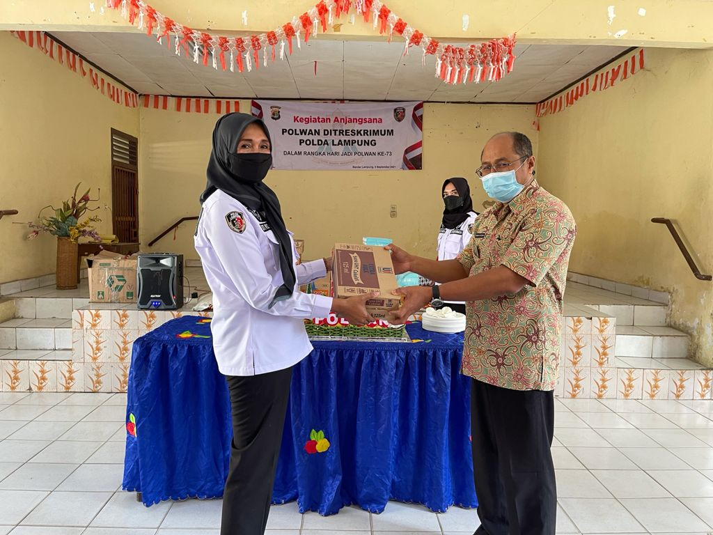 Polwan Polda Lampung Lakukan Kunjungan Kepedulian Sosial Atas Hari Jadi Polwan ke-73