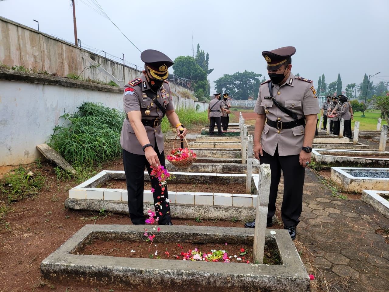 Hari Bhayangkara Ke - 75, Kapolres Lampung Utara Pimpin Ziarah dan Tabur Bunga di TMP Kotabumi