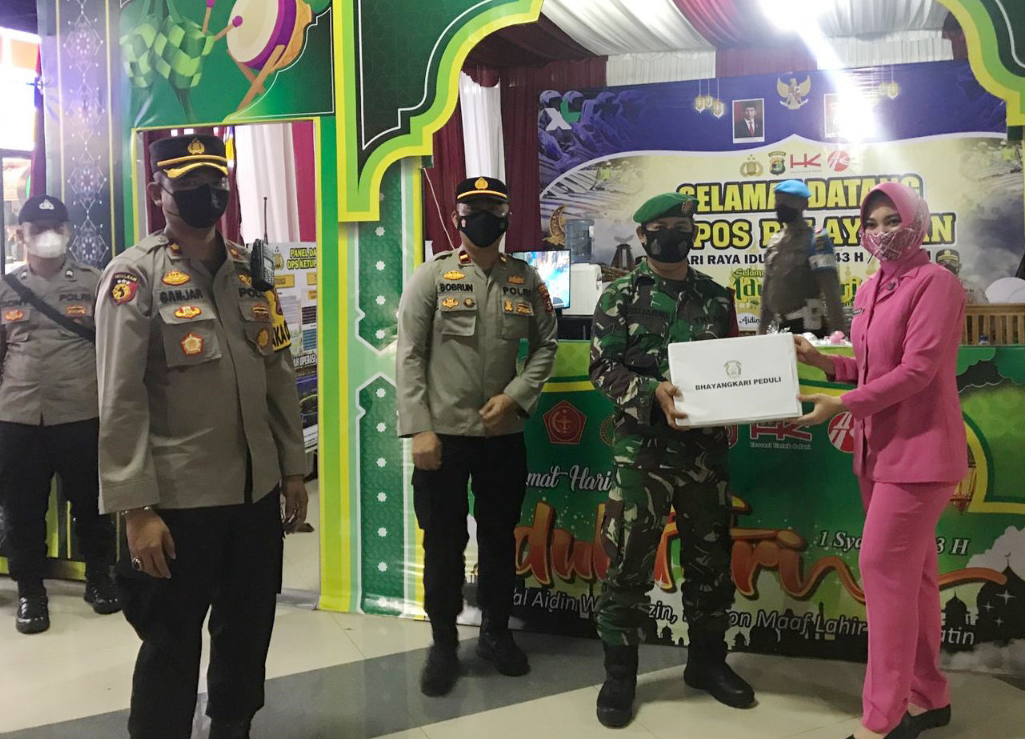 Kapolres Dampingi Ketua Bhayangkari Cabang Tulang Bawang Berikan Bingkisan Untuk Personel Yang Terlibat Operasi Ketupat Krakatau 2022