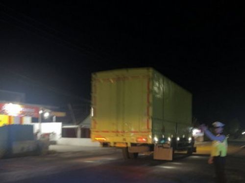 Antisipasi Kejahatan Malam Hari, Sat Lantas Polres Pesisir Barat Laksanakan Patroli Blue Light