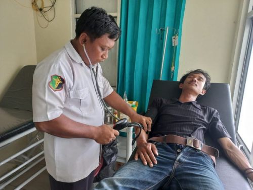 Gerak Cepat Tanpa Menunggu! Sie Dokkes Polres Tulang Bawang Beri Pertolongan Medis Korban Laka Lantas di Jalintim