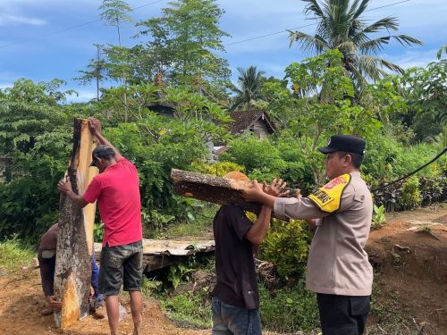 Personil Pospol Marga Belimbing  Gotong Royong Perbaikan Jalan Antar Pekon