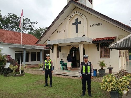 Sat Lantas Polres Pesawaran Amankan Ibadah Umat Kristiani dan Pastikan Kelancaran Lalu Lintas di Depan Gereja