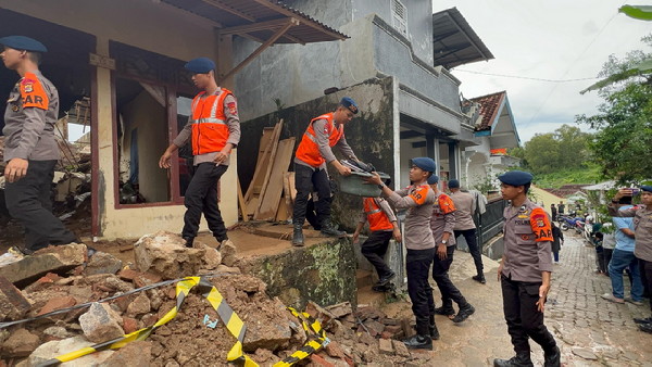 Satbrimob Polda Lampung Gerak Cepat Evakuasi Korban Tanah Longsor di Bandar Lampung