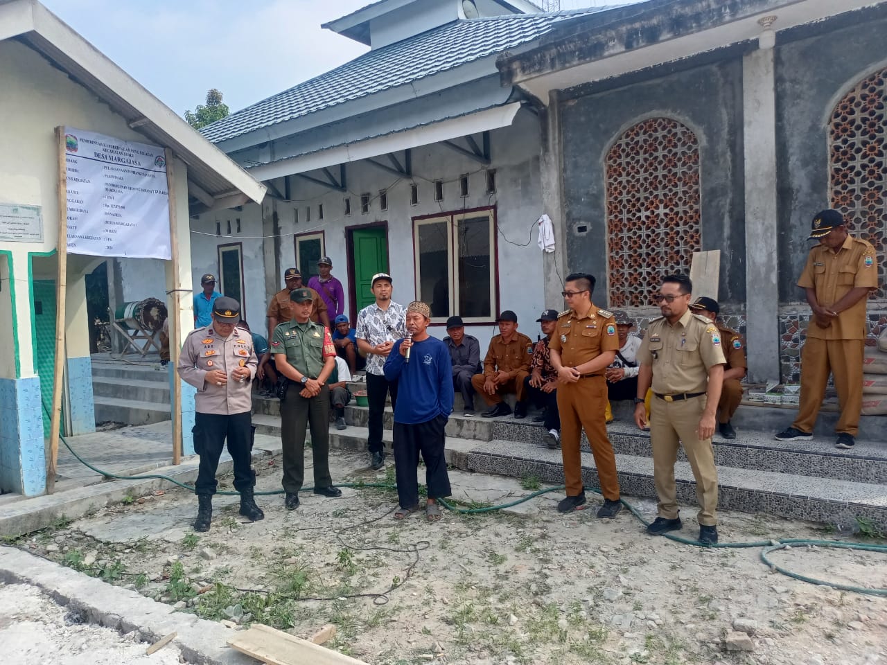 Kapolsek Sragi Hadiri Peletakan Batu Pertama Pembangunan TPA di Desa Marga Jasa.