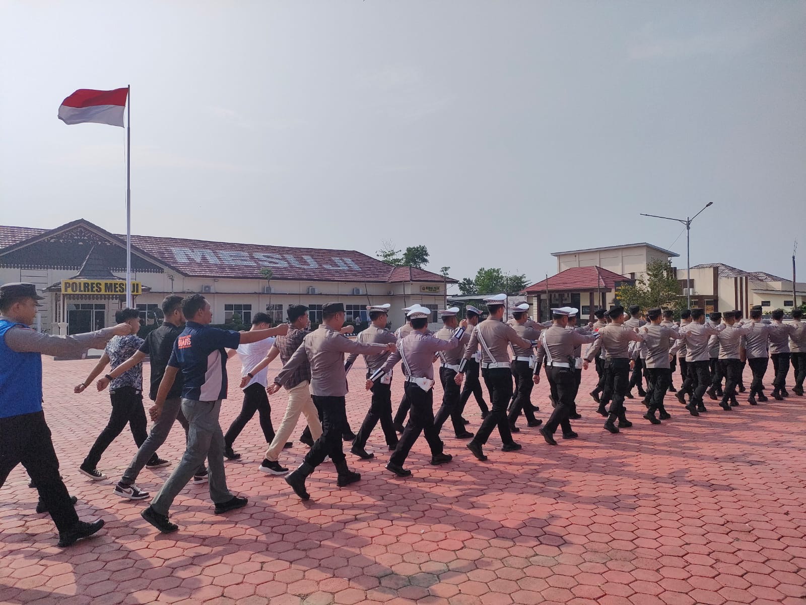 Jajaran polres mesuji melaksanakan latihan baris-Berbaris(PBB)