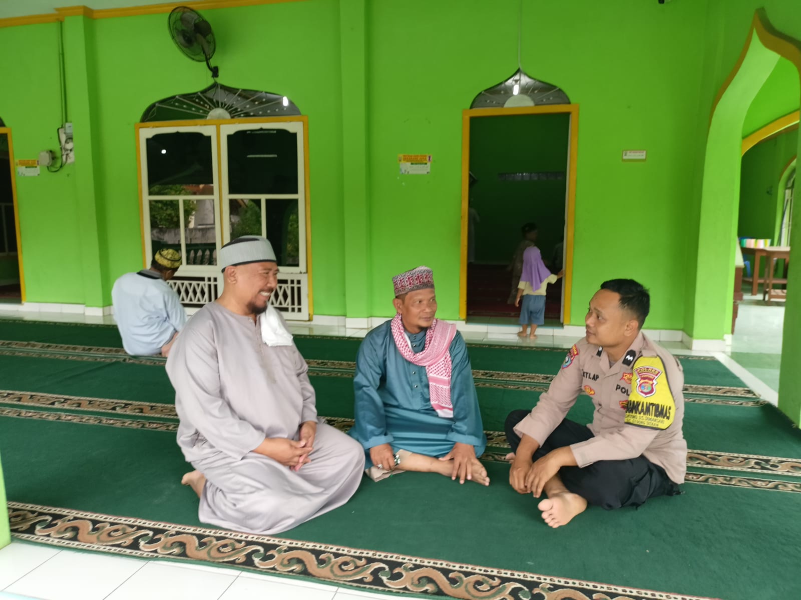 Bhabinkamtibmas Polsek Gedong Tataan Memakmurkan Masjid dan Sampaikan Pesan Kamtibmas Jelang Pilkada 2024