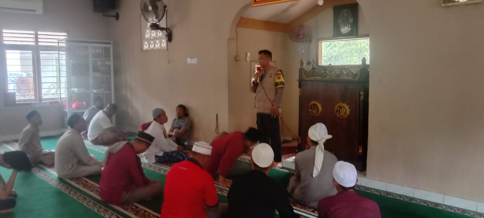 Bhabinkamtibmas Polsek Tegineneng Shalat Dzuhur Berjamaah dan Berikan Himbauan Kamtibmas di Masjid Nurul Iman
